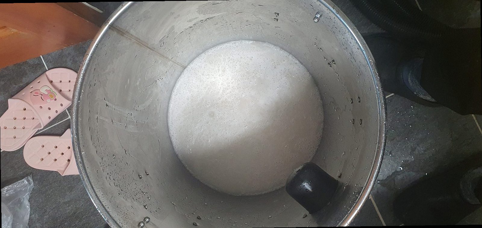하수구막힘 배수 상태를 확인하며 카메라 진단을 진행하는 현장
