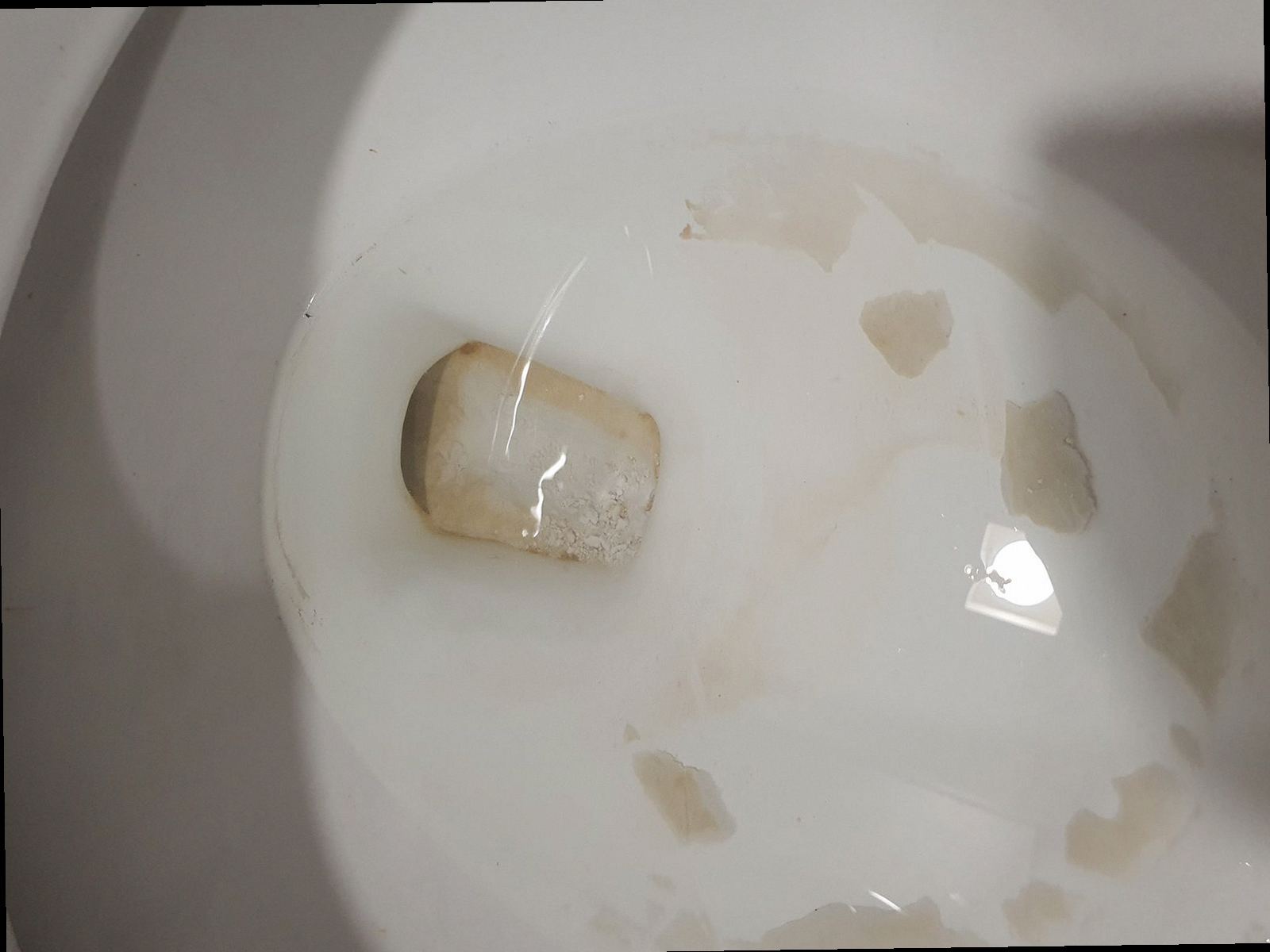 하수구막힘 고압 세척 장비로 배관 내부를 정리하는 작업 장면