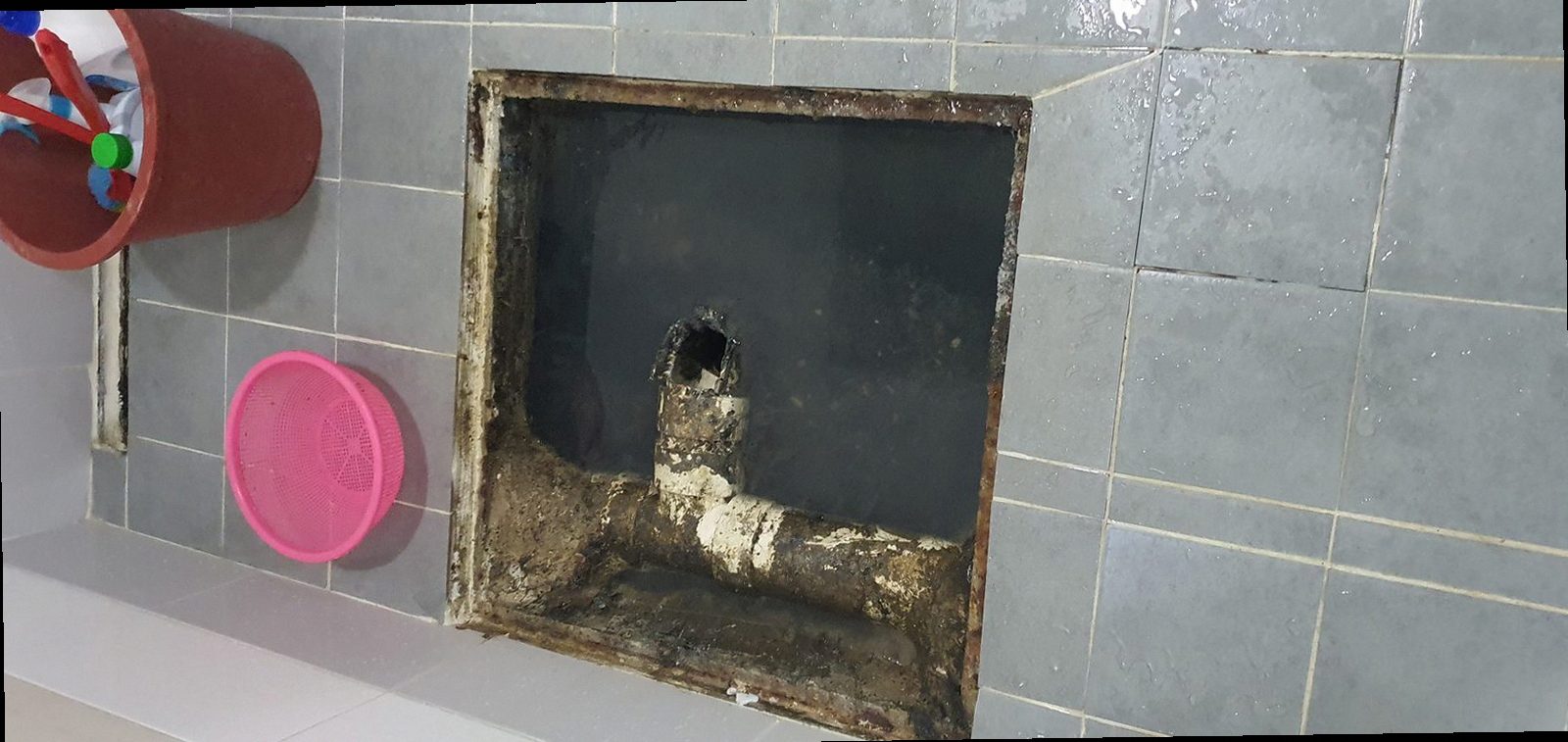 인천 중구 하수구막힘 배관 내부 상태를 확인하는 현장 점검 장면
