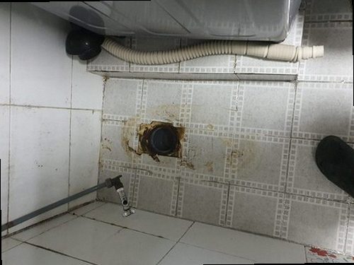 하수구막힘 배관 내시경 화면으로 막힘 위치를 확인하는 장면