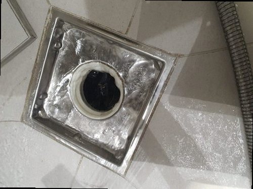 하수구막힘 배관 내시경 카메라로 막힘 위치를 확인하는 장면