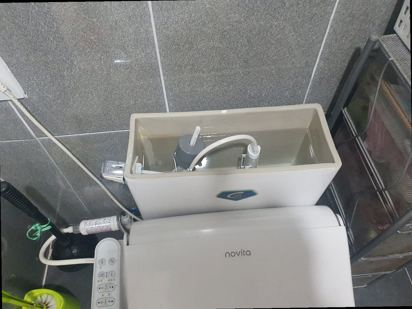 아산시 하수구막힘 배관 내부 막힘 상태를 확인하는 점검 장면