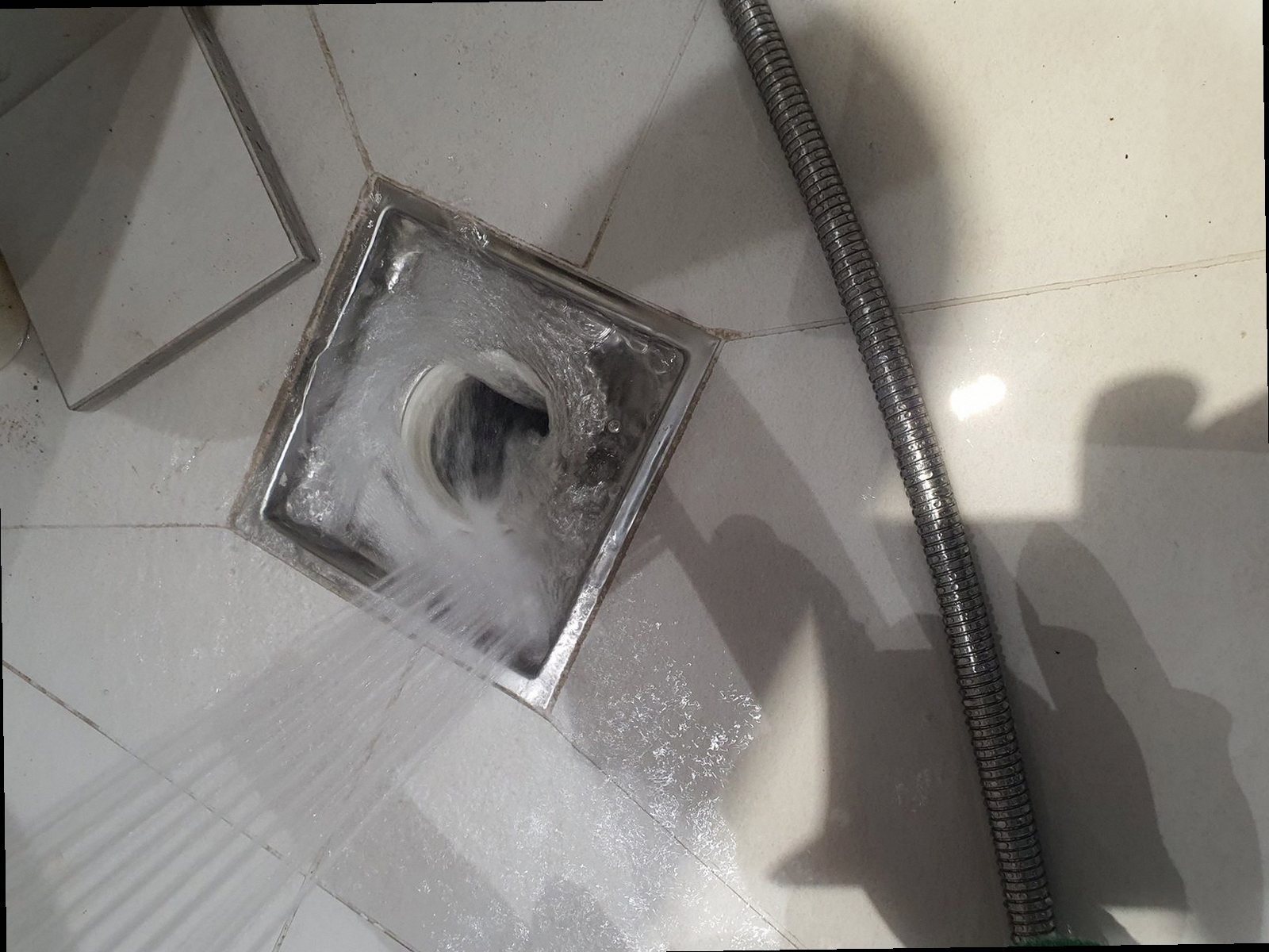 아산시 하수구막힘 배수 상태를 점검하는 현장 관찰 이미지