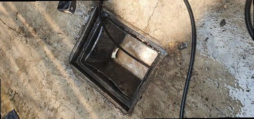 하수구막힘 내시경 카메라로 배관 내부 막힘 위치를 확인하는 장면