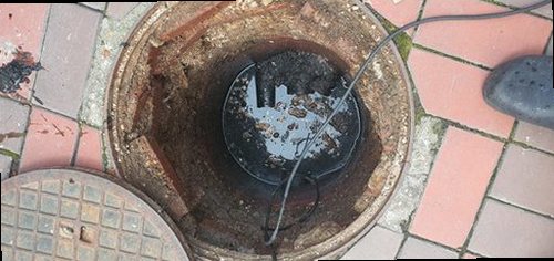 하수구막힘 배수구 주변과 배관 내부 오염 상태를 확인하는 모습
