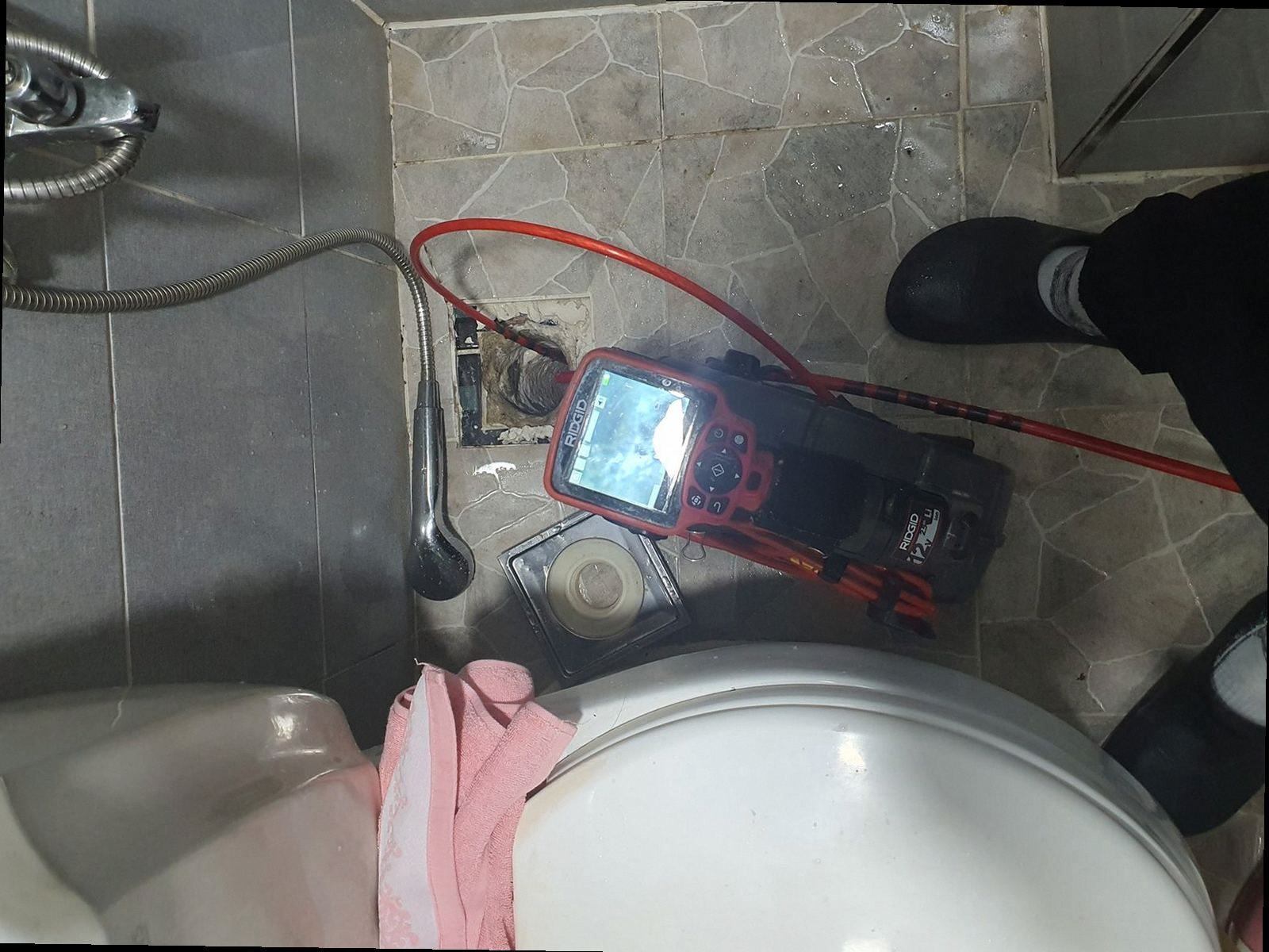 강남구 하수구막힘 배관 내부 상태를 확인하는 내시경 점검 장면