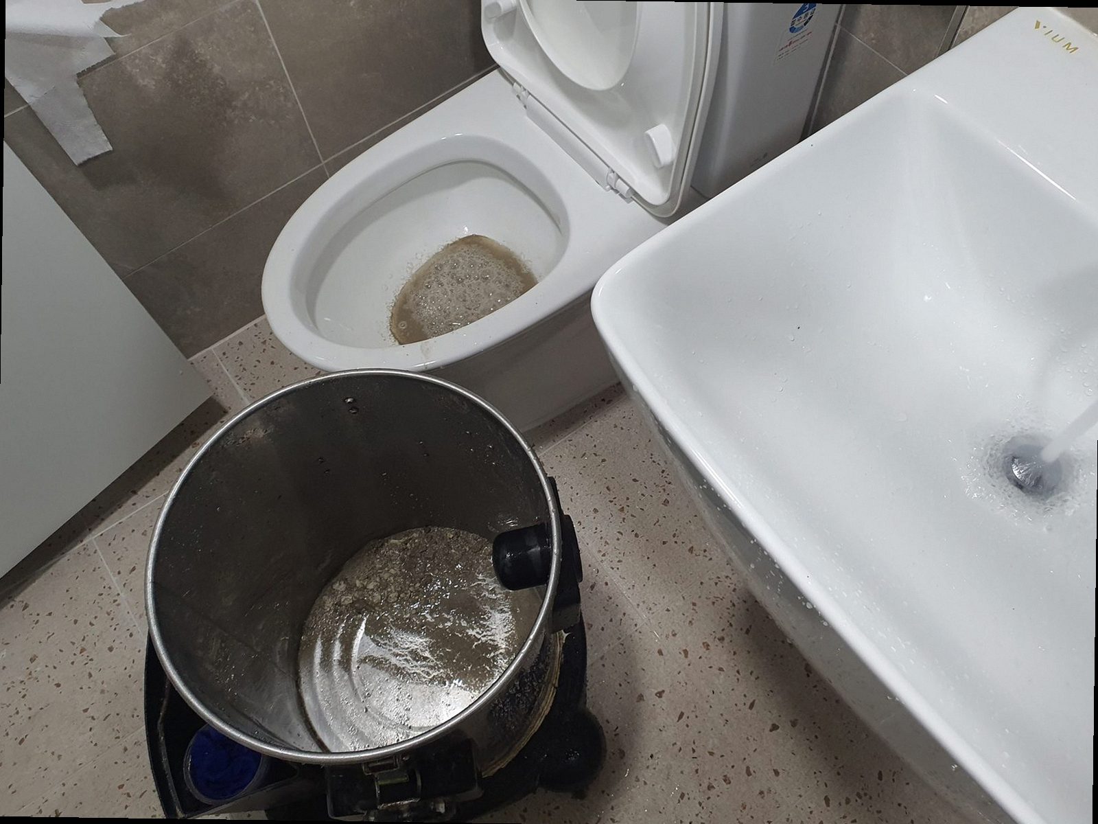 강북구 하수구막힘 배관 내부 상태를 점검하는 내시경 카메라 장면