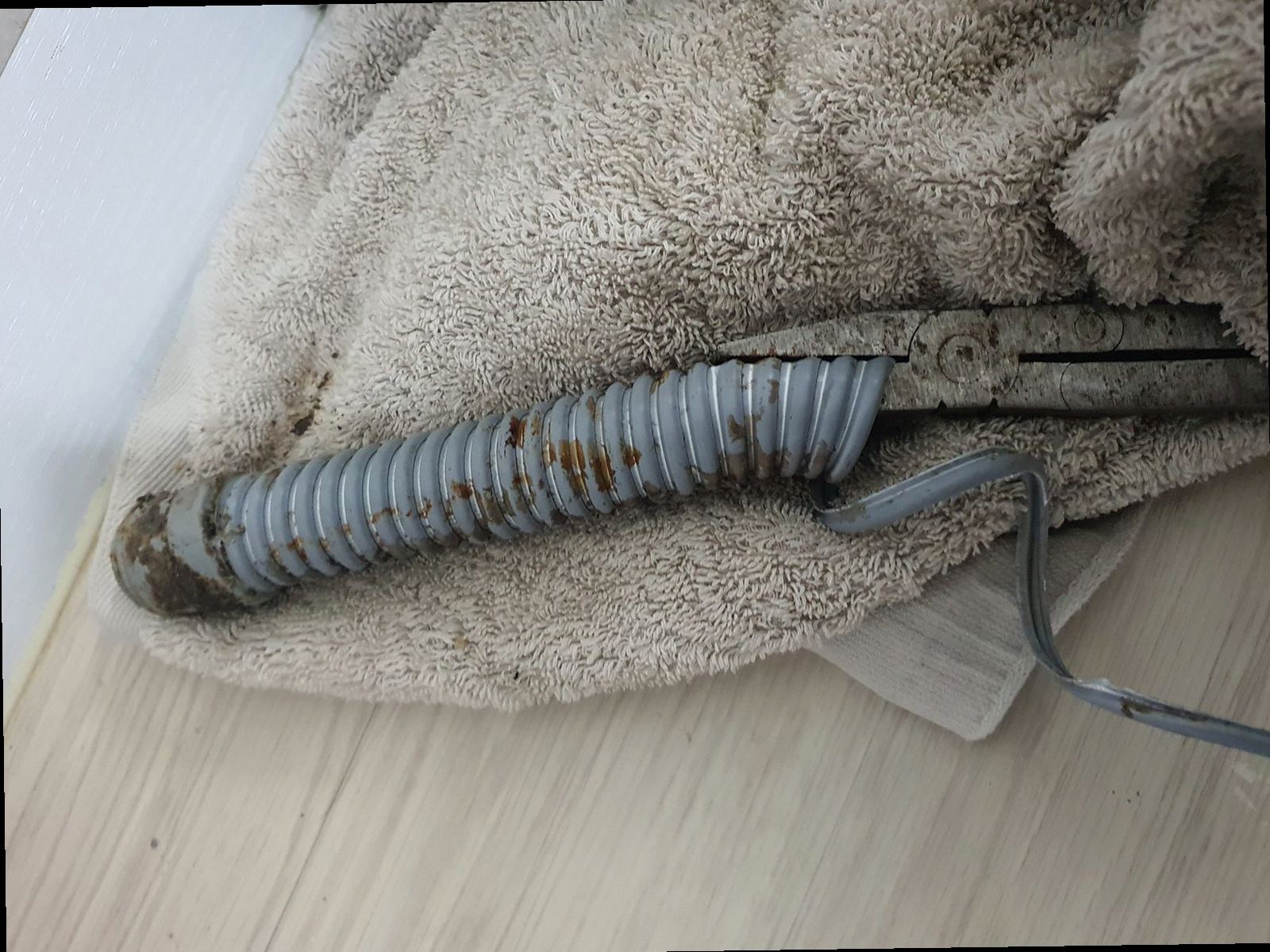 금천구 하수구막힘 배수 속도와 냄새 변화를 점검하는 장면