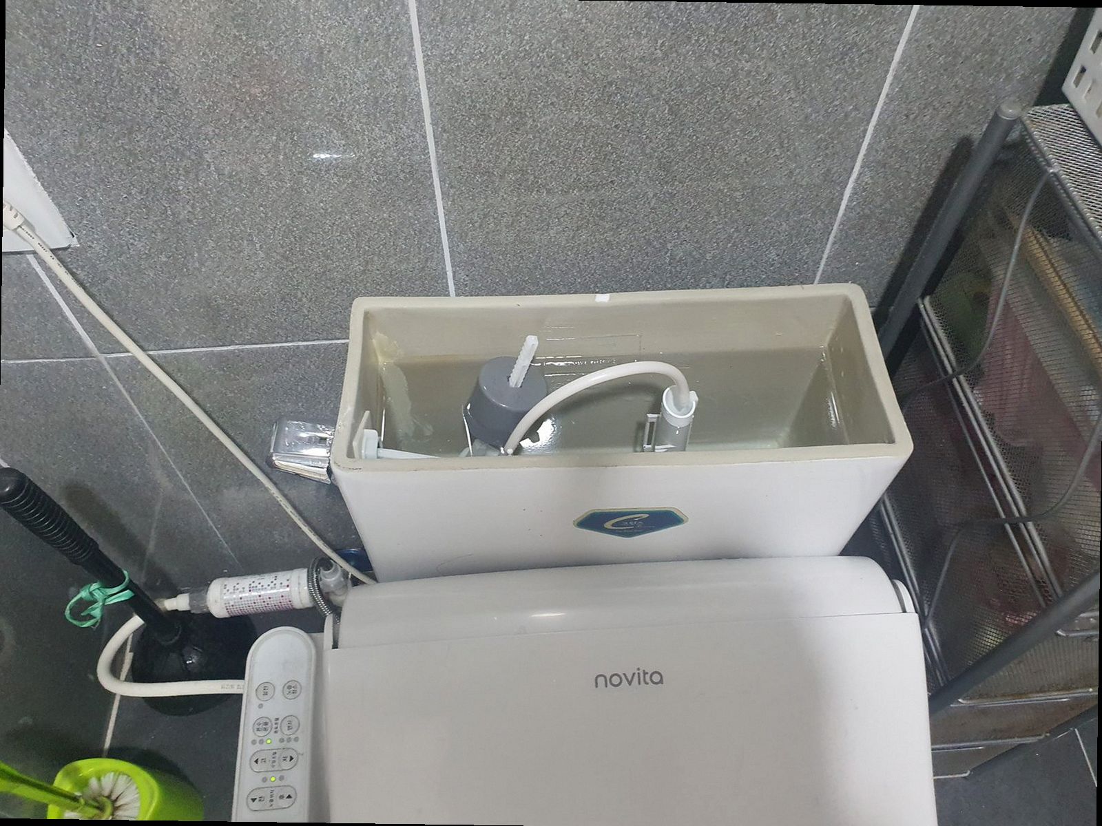 동작구 하수구막힘 배수구에서 거품이 올라오는 현장을 점검하는 모습