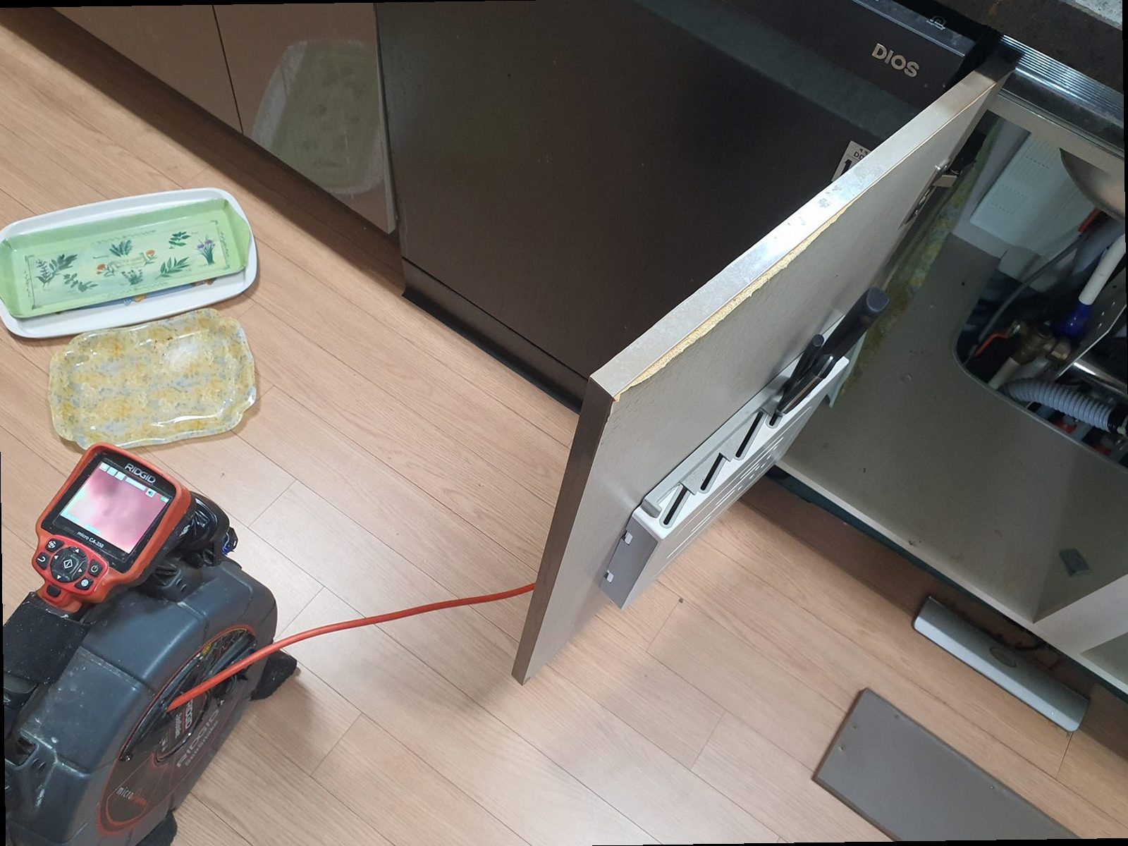 하수구막힘 세면대 배수 트랩과 배관 내부 오염 상태를 확인하는 장면
