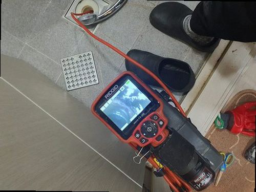 하수구막힘 배수구 주변 물 고임과 오염 상태를 확인하는 모습